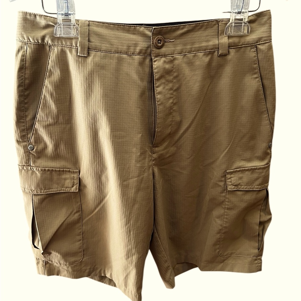 Classic Under Armour Heat Gear Tan Cargo Golf Shorts.  30 Waist.